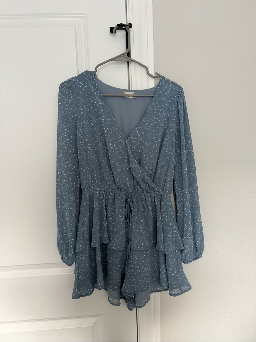 Altar'd State Dusty Blue Speckled Long-Sleeve Wrap Tunic Romperi